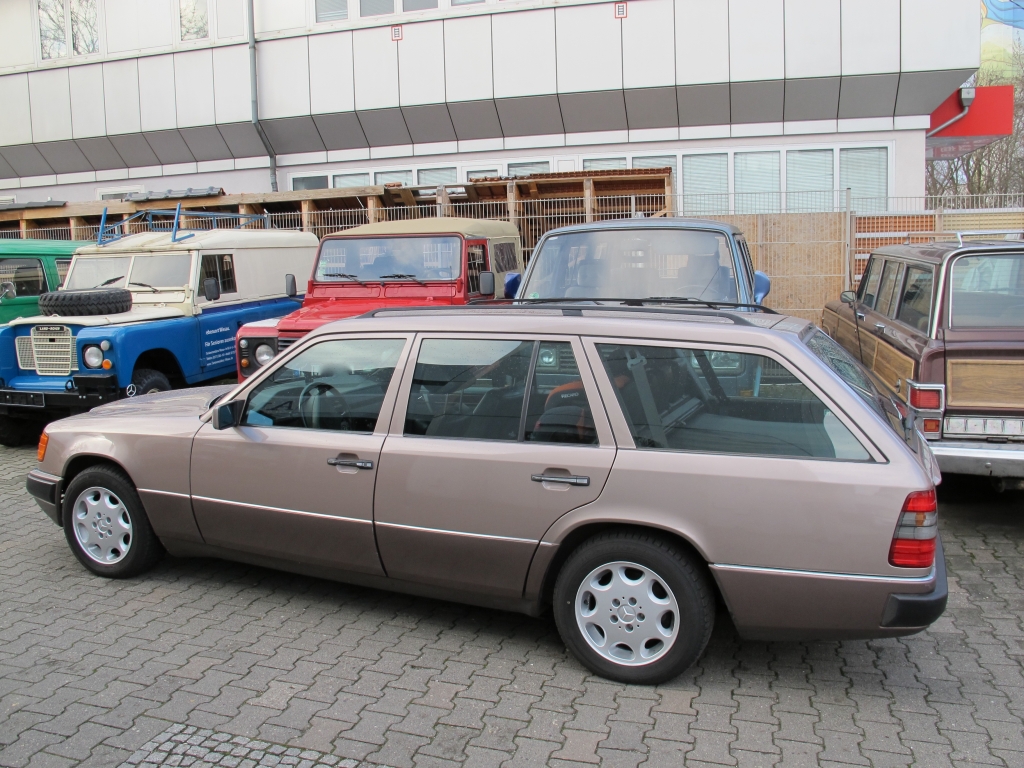 W124 T-Modell Mercedes linke Seitenansicht schräg hinten links