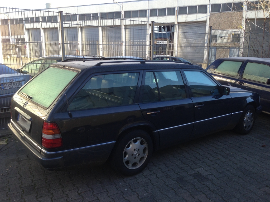 W124 T-Modell Mercedes linke Seitenansicht von hinten rechts